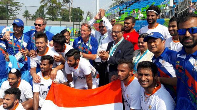 Junior youth affairs and sports minister Vijay Goel poses for a photo with Indian hockey players at Rio de Janeiro. (PTI) Junior youth affairs and sports minister Vijay Goel poses for a photo with Indian hockey players at Rio de Janeiro. (PTI)