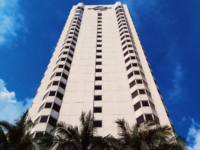Does the azure sky and the palm trees make you think it is California? It’s not. It’s Philippines . (darthztark) 