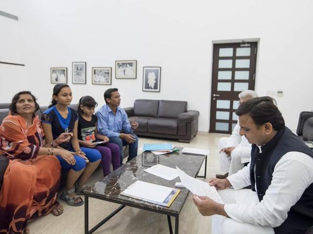 UP chief minister Akhilesh Yadav with Latika Bansal and her family. (HT Photo) UP chief minister Akhilesh Yadav with Latika Bansal and her family. (HT Photo)