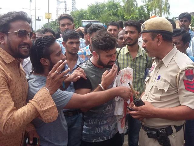 Even as a compromise resulted, it is unsure if the biker (with a bleeding nose) learnt his lesson to obey traffic rules. Commuters though were put through a test.(HT Photo)