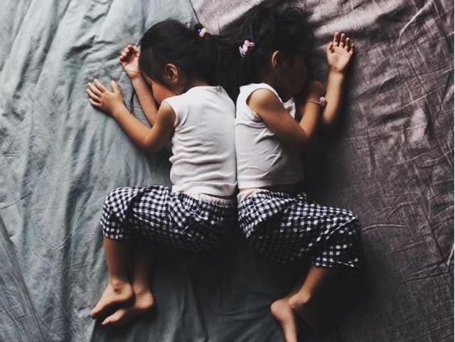 A Japanese photographer captures the nature-made mirror images, his twin daughters. (Instagram/futago_no_utarita) 