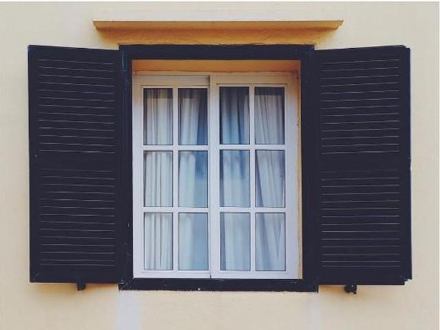 This is a window in Gibraltar. A really pretty window in Gibraltar. (Instagram/elmaxxenia) 