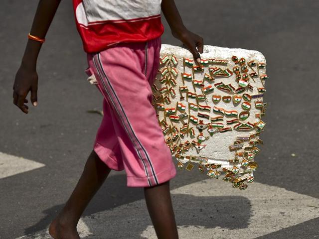 A boy carried the tricolour for sale near CST in Mumbai. (Arijit Sen/ht photo) A boy carried the tricolour for sale near CST in Mumbai. (Arijit Sen/ht photo)
