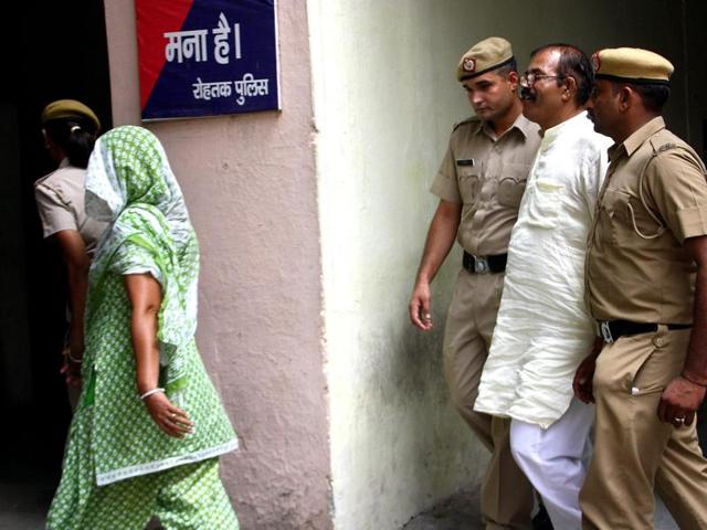 Narender, his wife Rita and son Sunny were awarded life term for killing their daughter Nidhi and her lover Dharmender , in Rohtak, August 10, 2016(Hindustan Times) Narender, his wife Rita and son Sunny were awarded life term for killing their daughter Nidhi and her lover Dharmender , in Rohtak, August 10, 2016(Hindustan Times)