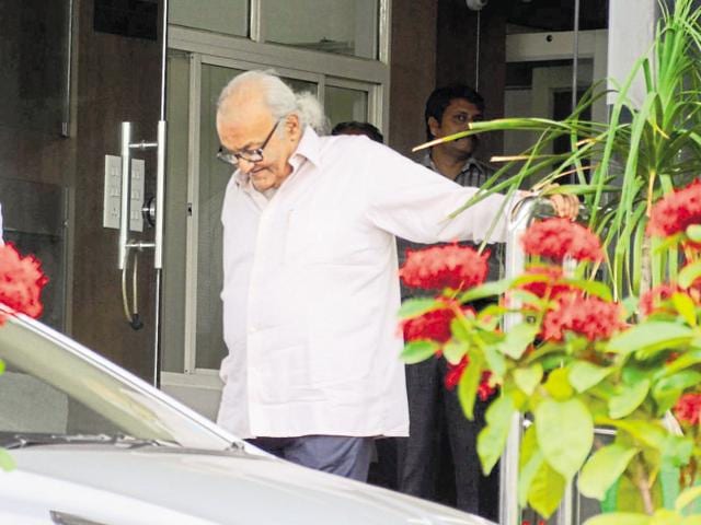 Former chief secretary of Madhya Pradesh AV Singh coming out of the EOW HQ in Bhopal on Friday. (Chandresh Mathur/ HT photo) Former chief secretary of Madhya Pradesh AV Singh coming out of the EOW HQ in Bhopal on Friday. (Chandresh Mathur/ HT photo)