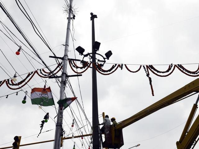 Police said Ratnesh Kumar from Kannauj, Uttar Pradesh, was working at a plastic granule factory in Narela’s F Block, when he accidentally stepped on a live wire. As he was barefoot, he suffered an electric shock. Police said Ratnesh Kumar from Kannauj, Uttar Pradesh, was working at a plastic granule factory in Narela’s F Block, when he accidentally stepped on a live wire. As he was barefoot, he suffered an electric shock.