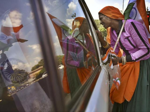 A woman sells the tricolour ahead of the Independence Day, in New Delhi. (Raj K Raj/HT PHOTO) A woman sells the tricolour ahead of the Independence Day, in New Delhi. (Raj K Raj/HT PHOTO)