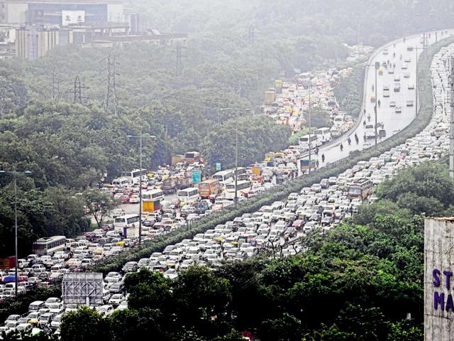 Commuters said traffic moved at a snail’s pace on the Delhi-Gurgaon Expressway. (Abhinav Saha/HT Photo) Commuters said traffic moved at a snail’s pace on the Delhi-Gurgaon Expressway. (Abhinav Saha/HT Photo)