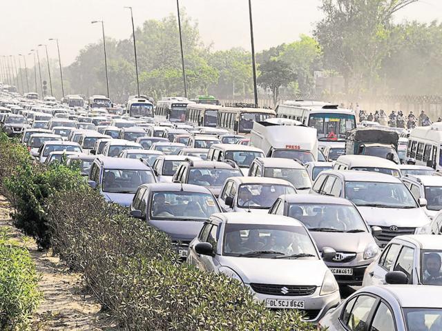 The SC said that large diesel cars can be sold in Delhi, but a green tax will have to be paid by manufacturers. (Parveen Kumar/HT file) The SC said that large diesel cars can be sold in Delhi, but a green tax will have to be paid by manufacturers. (Parveen Kumar/HT file)