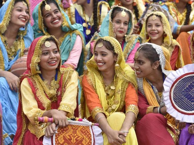 School Girls dressed up in vibrant colours during full dress rehearsal for Independence Day celebration in Amritsar on Saturday. (Gurpreet Singh/HT Photo)