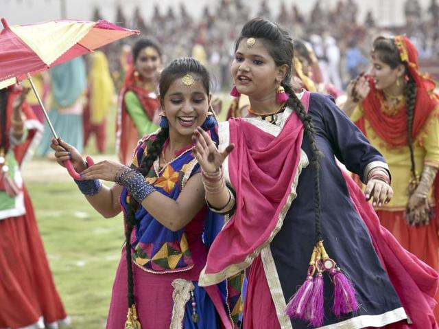 School girls perform traditional folk dance ‘Gidhha’ during the full dress rehearsal for Independence Day celebrations at the Guru Nanak Stadium in Amritsar. (Gurpreet Singh/ HT Photo)
