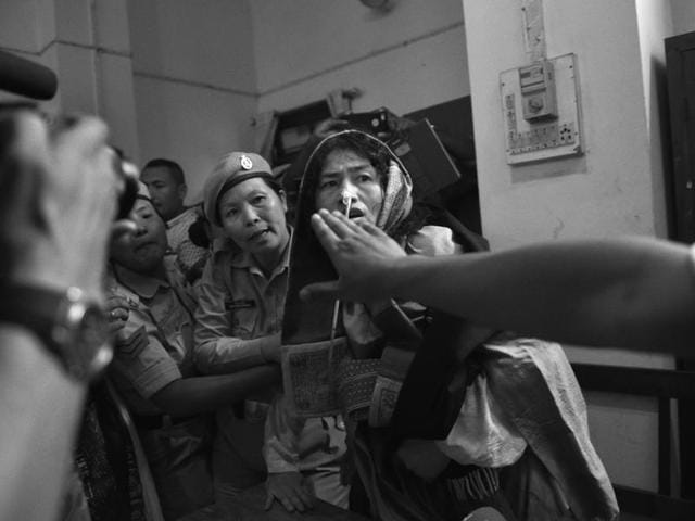 Police personnel escort Sharmila after the hearing in the Cheirap court where she declared that she will end her fast. (Saumya Khandelwal/HT PHOTO) Police personnel escort Sharmila after the hearing in the Cheirap court where she declared that she will end her fast. (Saumya Khandelwal/HT PHOTO)