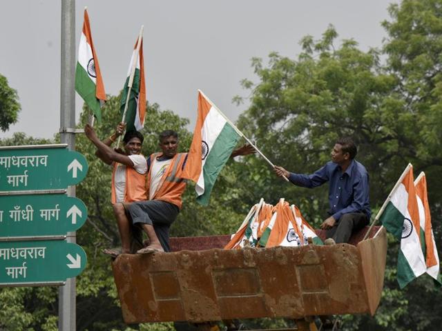 Civic body workers install tricolours on electric poles in Delhi. (Vipin Kumar/HT PHOTO) Civic body workers install tricolours on electric poles in Delhi. (Vipin Kumar/HT PHOTO)