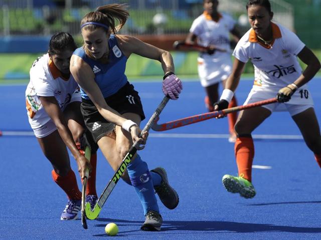 Maria Pilar Campoy (ARG) of Argentina (R) competes with Deepika Thakur (IND) of India (L). (Reuters Photo) Maria Pilar Campoy (ARG) of Argentina (R) competes with Deepika Thakur (IND) of India (L). (Reuters Photo)