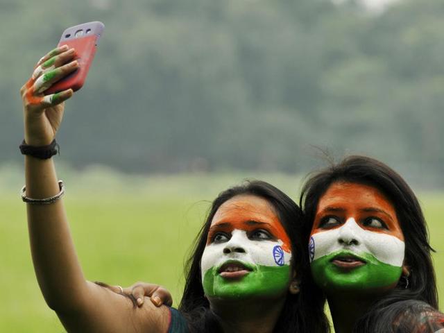 Women with faces painted in the colour of the national flag take selfies at Maidan in Kolkata. (Samir Jana/HT PHOTO) Women with faces painted in the colour of the national flag take selfies at Maidan in Kolkata. (Samir Jana/HT PHOTO)