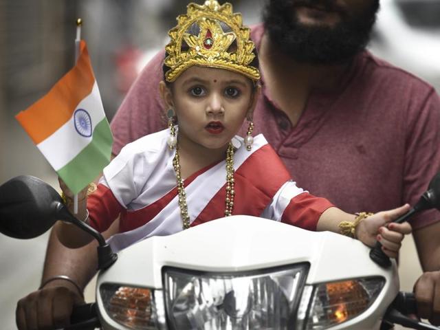 A student on her way to school dressed as Bharat Mata as part of Independence Day celebrations. (Raj K Raj/ HT PHOTO)