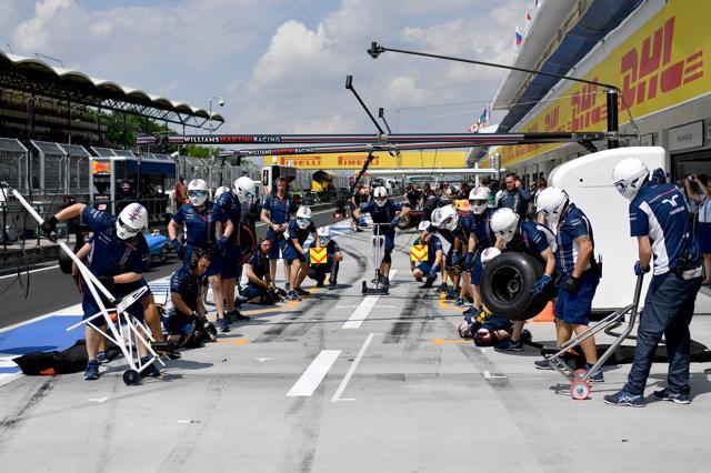Williams’ mechanics wait for the car in the pit lane during the Hungarian Grand Prix on July 23, 2016. (AFP)