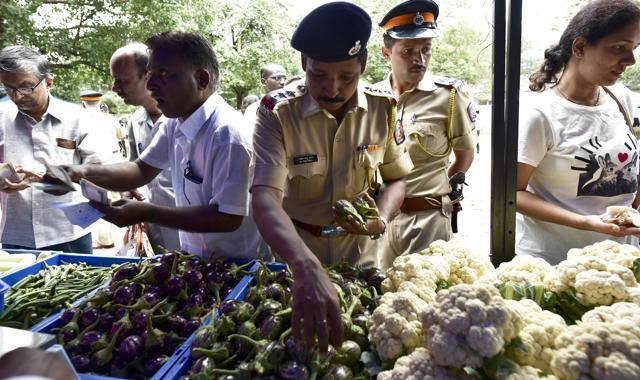 Consumers buy vegetables from a stall during a first-of-its-kind weekly farmers’ market at Vidhan Bhavan on Sunday. (Arijit Sen/HT PHOTO)