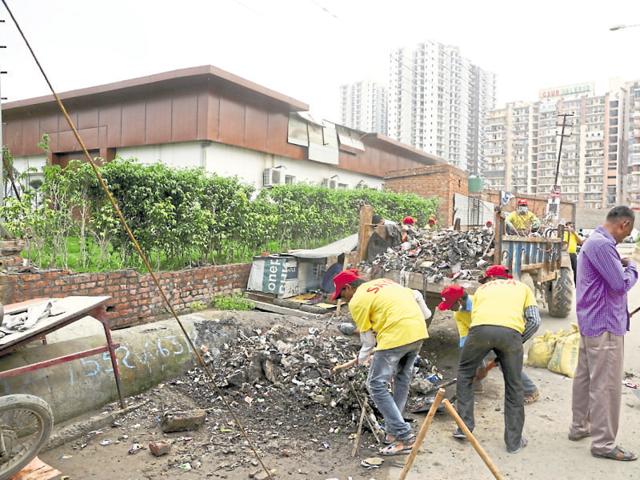 Around 500 workers of the Ghaziabad Development Authority and Saya Group, a realty firm, were involved in cleaning the area.(HT)
