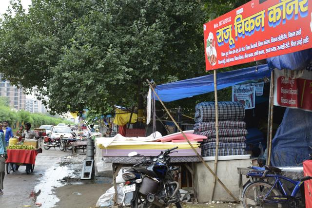 Ghaziabad Municipal Corporation officials said encroachment drives are being scheduled to remove such vendors. (Sakib Ali/HT Photo) Ghaziabad Municipal Corporation officials said encroachment drives are being scheduled to remove such vendors. (Sakib Ali/HT Photo)
