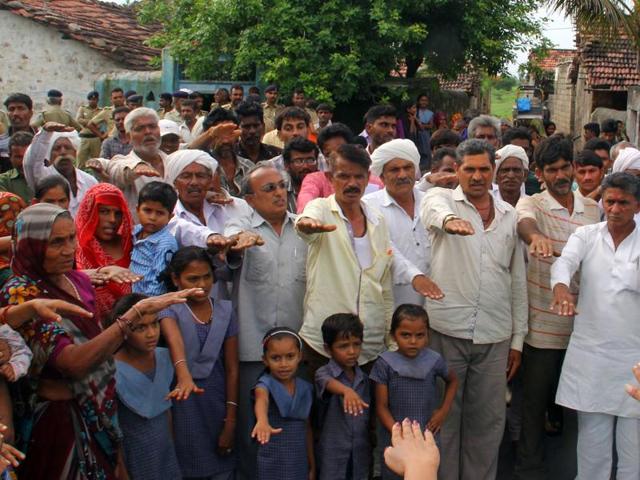 Members of Dalit community take pledge at Badhda village near Rajula in Gujarat on Saturday.(Siddharaj Solanki/ HT Photo)