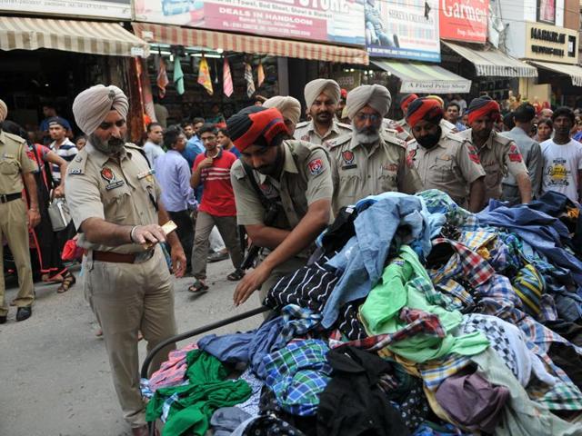 Police officials keeping a check in the busy Sunday market on the eve of Independence Day at Jalandhar on Sunday. (Pardeep Pandit/HT Photo)