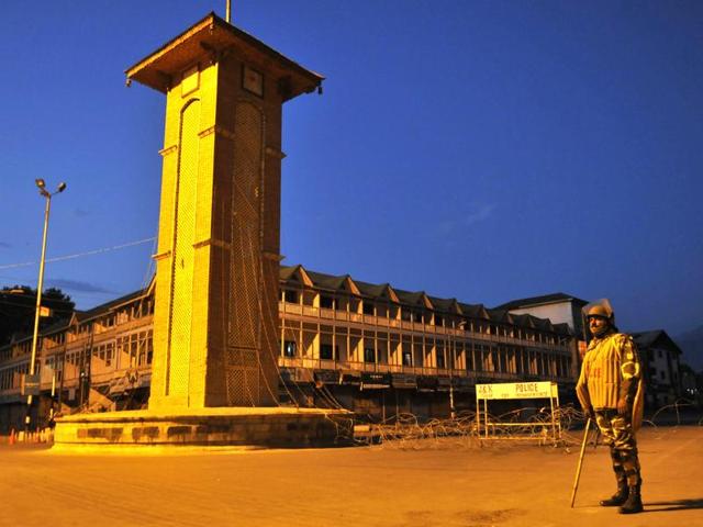 Paramilitary soldier stand guard in the centre of Lal Chowk in Srinagar on Saturday. The region remains under a curfew for 35 straight days and internet services remain suspended. (Waseem Andrabi / HT Photo) Paramilitary soldier stand guard in the centre of Lal Chowk in Srinagar on Saturday. The region remains under a curfew for 35 straight days and internet services remain suspended. (Waseem Andrabi / HT Photo)