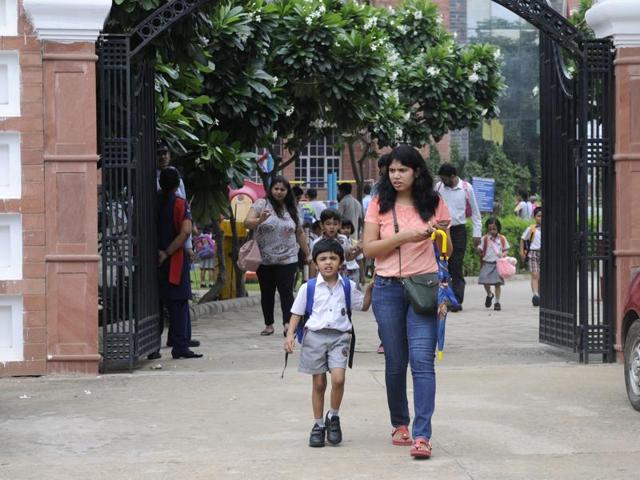 Gurgaon, India- July 27: School admissions for nursery in Gurgaon is scheduled to begin from Aug 01 for which parents from delhi are enrolling as well , in Gurgaon, India, on Wednesday, 27 July 2016. (Photo by Abhinav Saha/Hindustan Times)(Hindustan Times)