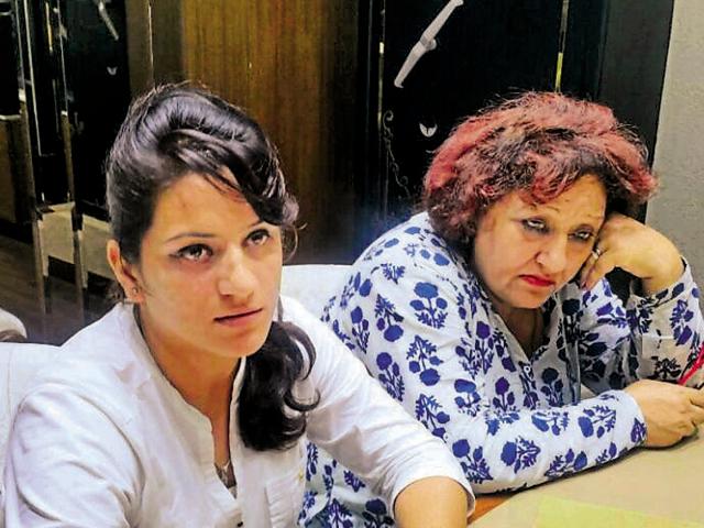 Accused Aradhna Verma, 24, and Rita Verma, 50, at Sham Jewellers in Sector 34, Chandigarh. (HT Photo) Accused Aradhna Verma, 24, and Rita Verma, 50, at Sham Jewellers in Sector 34, Chandigarh. (HT Photo)