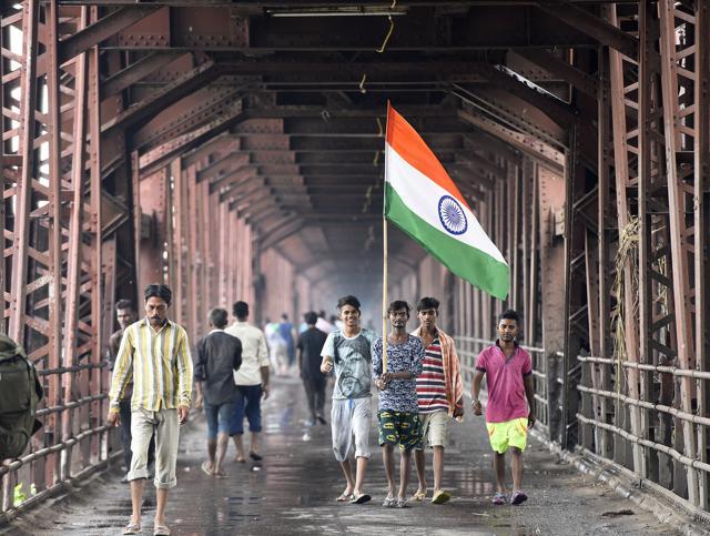 People gather at the iron bridge near the Old Delhi Railway Station to check the swollen Yamuna river. (Sonu Mehta/HT PHOTO) People gather at the iron bridge near the Old Delhi Railway Station to check the swollen Yamuna river. (Sonu Mehta/HT PHOTO)
