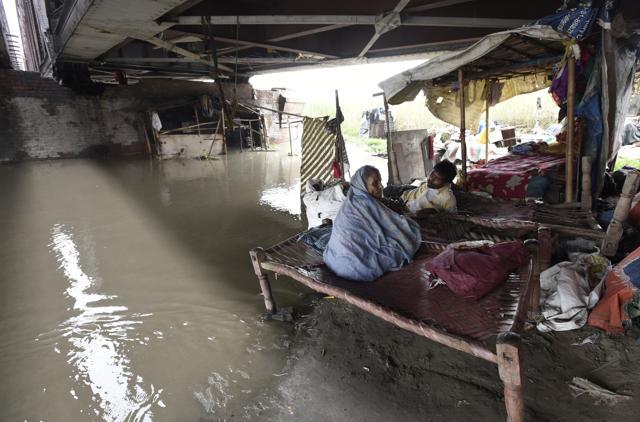 Slum dwellers take shelter under a bridge in Delhi after Yamuna river breached the warning level. (Sonu Mehta/HT Photo) Slum dwellers take shelter under a bridge in Delhi after Yamuna river breached the warning level. (Sonu Mehta/HT Photo)