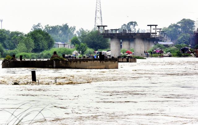 The Delhi government has deployed disaster and flood management teams to evacuate people in case of any eventuality. (Sonu Mehta/HT Photo) The Delhi government has deployed disaster and flood management teams to evacuate people in case of any eventuality. (Sonu Mehta/HT Photo)