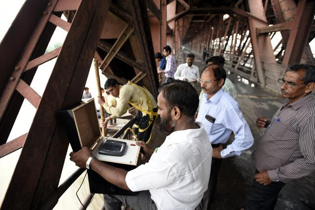 Railway engineers check the water level of Yamuna river in Delhi. (Sonu Mehta/HT PHOTO) Railway engineers check the water level of Yamuna river in Delhi. (Sonu Mehta/HT PHOTO)