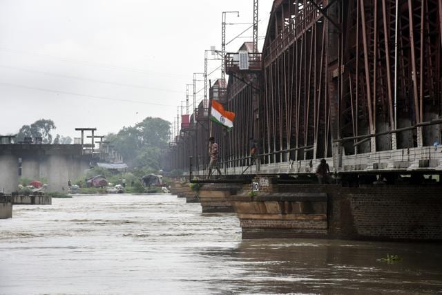 The river has breached the warning level of 204 metre after Haryana released water from a barrage. (Sonu Mehta/HT Photo) The river has breached the warning level of 204 metre after Haryana released water from a barrage. (Sonu Mehta/HT Photo)
