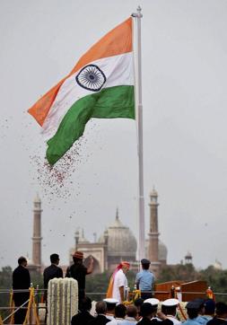 Prime Minister Narendra Modi hoisting the tricolour at Red Fort to mark India’s 70th Independence Day in New Delhi on Monday. (PTI Photo)