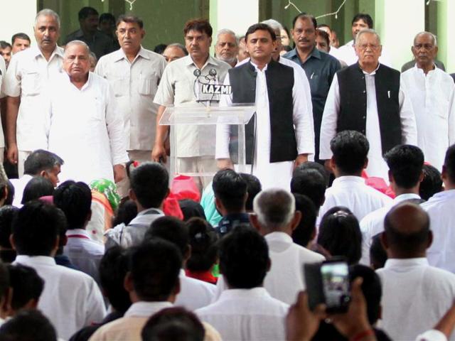 Samajwadi Party supremo Mulayam Singh Yadav (L) and CM Akhilesh Yadav (2nd R) during the 70th Independence Day celebrations at the party office in Lucknow on Monday.(PTI) Samajwadi Party supremo Mulayam Singh Yadav (L) and CM Akhilesh Yadav (2nd R) during the 70th Independence Day celebrations at the party office in Lucknow on Monday.(PTI)
