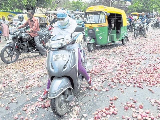 Frustrated farmers in the state dumped their unsold stock of onions by the roadside, raising a stink.(Arun Mondhe)