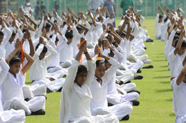 Students also participated in a yoga session as part of the Independence Day celebrations in Gurgaon. (Abhinav Saha/HT Gurgaon)