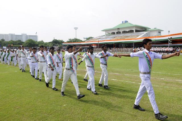 Students participated in march past at Tau Devi lal Stadium in Gurgaon on India’s 70th Independence Day. (Abhinav Saha/HT Photo)