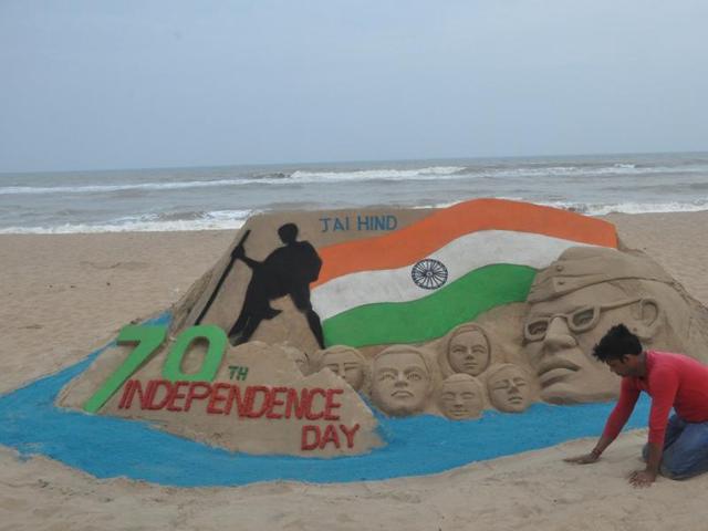 Renowned sand artist Manas Kumar Sahoo created a sand sculpture to mark India’s 70th Independence Day in Puri, Odisha.  (Arabinda Mahapatra /HT photo) 