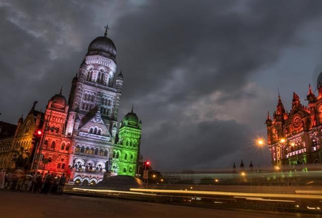 The Brihanmumbai Municipal Corporation headquarters lit up in tricolours. (SATISH BATE/HT) 