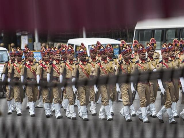 Mumbai police take part in an Independence Day  parade at the Mantralaya in Mumbai on Monday. (satish bate/ ht photo) 