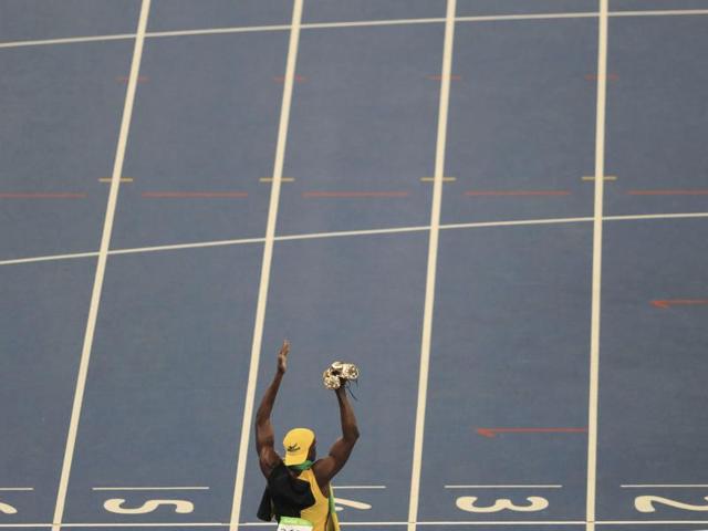 And a final salute to the crowd. (REUTERS photo)