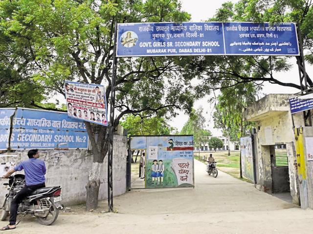 Damaged ceiling and walls in Government Boys Senior Secondary School no. 2 in north-west Delhi’s Mubarakpur Dabas. (Arun Sharma/HT) Damaged ceiling and walls in Government Boys Senior Secondary School no. 2 in north-west Delhi’s Mubarakpur Dabas. (Arun Sharma/HT)
