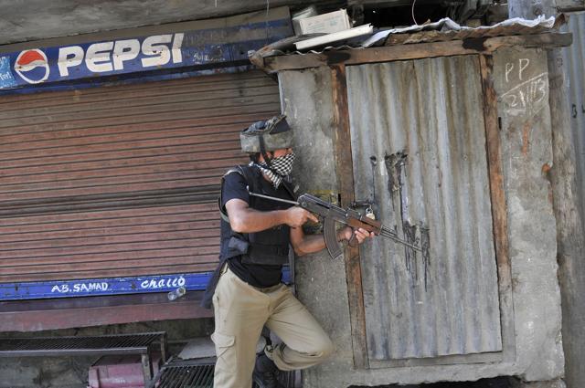 A policeman takes position outside the encounter site. (Waseem Andrabi / HT Photo) A policeman takes position outside the encounter site. (Waseem Andrabi / HT Photo)