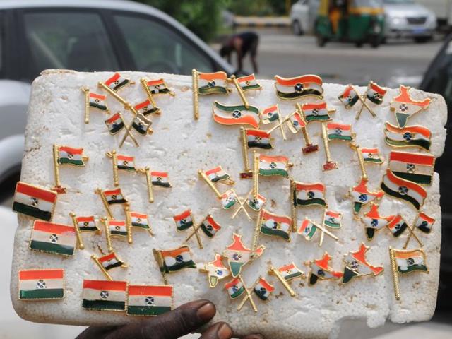 There’s always good business for merchandise such as mini Indian flags, Indian flag pins,  around August 15. A hawker displays his selection at Gurgaon’s Sector-56.  (Parveen Kumar/HT Photo) 