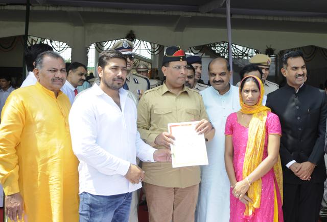 Omvati (in pink suit), sarpanch of Bar Gujar village, and Naurangpur sarpanch Pradeep Yadav (second from left) being felicitated by Haryana Finance Minister Captain Abhimanyu (centre) in Gurgaon on Monday. (Abhinav Saha/HT Photo)