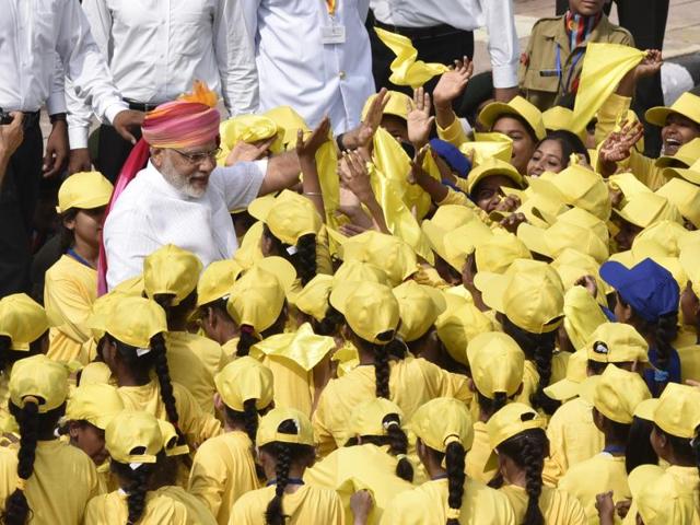 PM Narendra Modi interacts with schoolchildren on the occasion of India’s 70th Independence Day at Red Fort.(Arvind Yadav/ HT Photo)