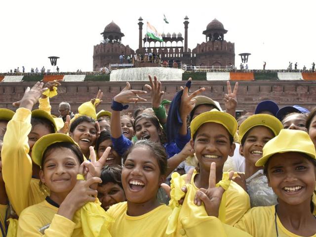 School children having fun at the historic Red Fort during 70th Independence Day celebrations in New Delhi.  (Vipin Kumar/HT PHOTO) 