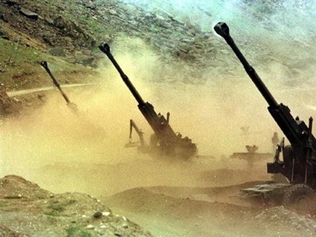 Artillery men fire 155mm Bofors guns at enemy positions from a gun emplacement in the Drass sector on 22 June 1999.(AFP File photo)